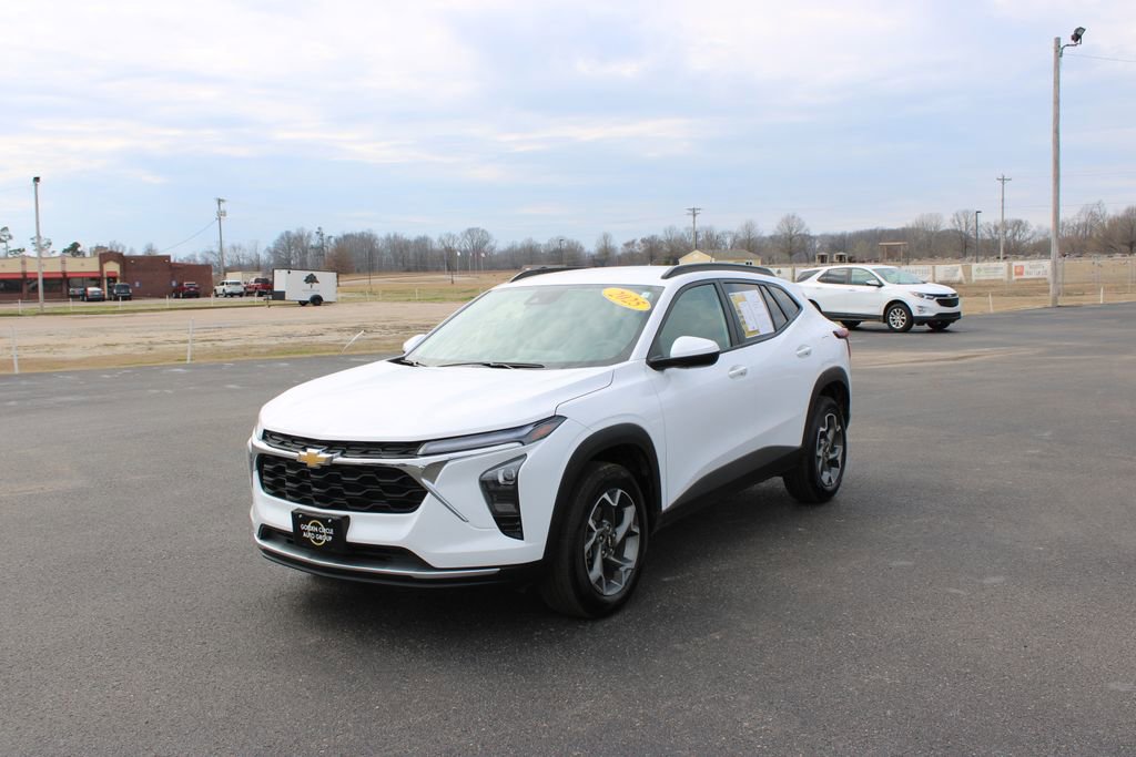 Used 2025 Chevrolet Trax LT w/ LT Convenience Package image 4