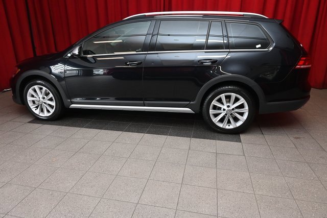 Used 2019 Volkswagen Golf Alltrack S image 2