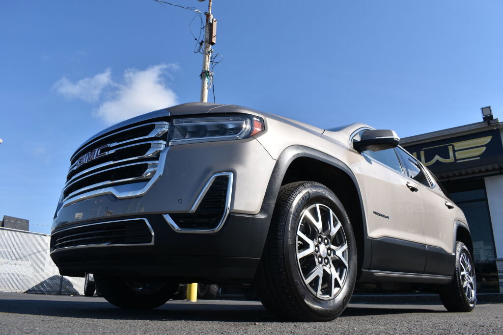 Used 2023 GMC Acadia SLE w/ Driver Convenience Package image 8