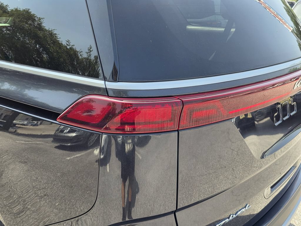 Used 2022 Kia Carnival LX FWD image 7