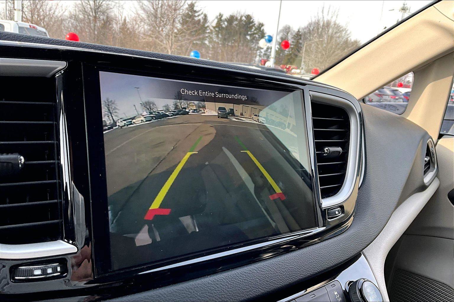 Used 2023 Chrysler Pacifica Touring-L image 22