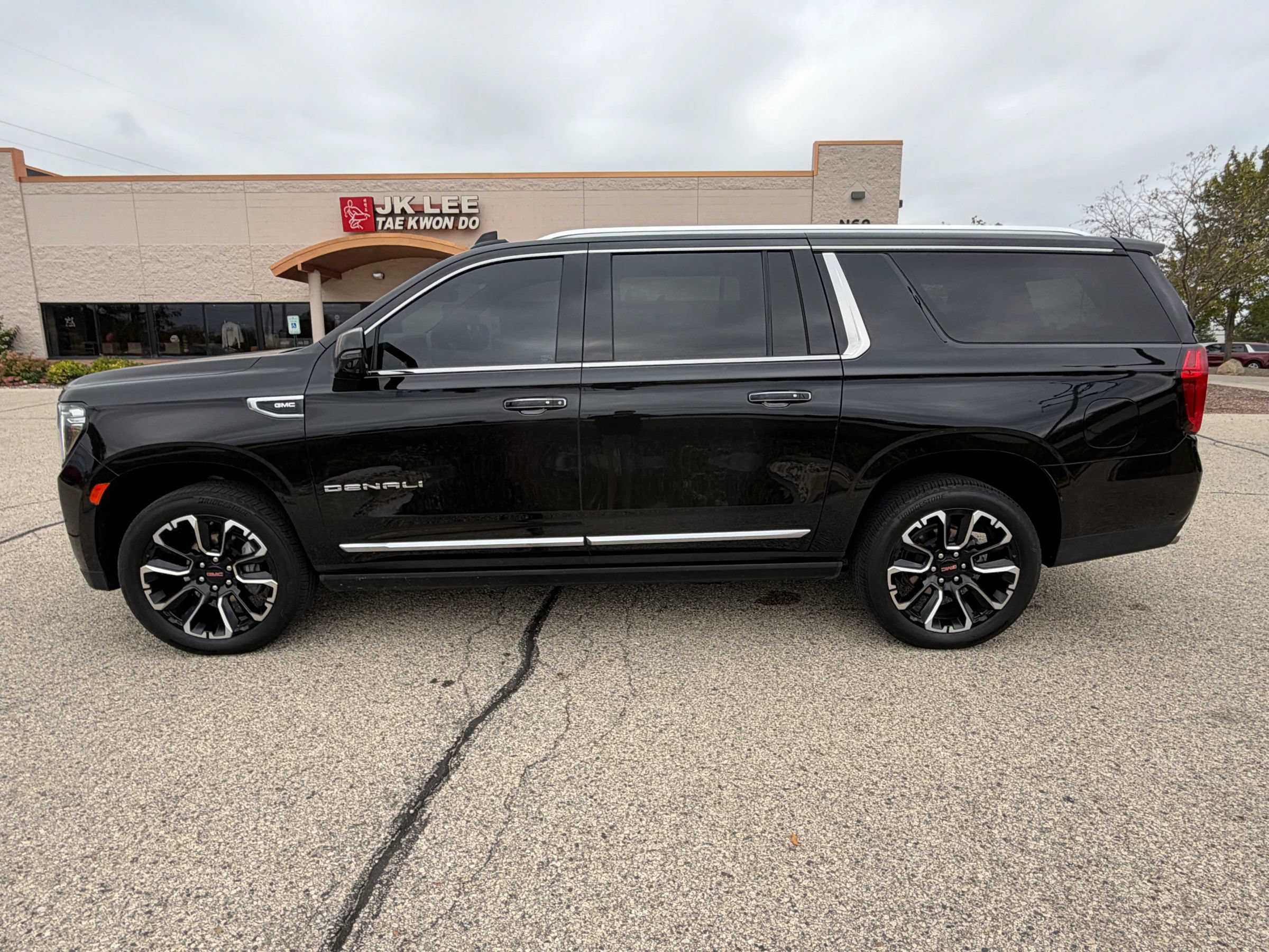 Used 2024 GMC Yukon XL Denali AWD/4WD image 2