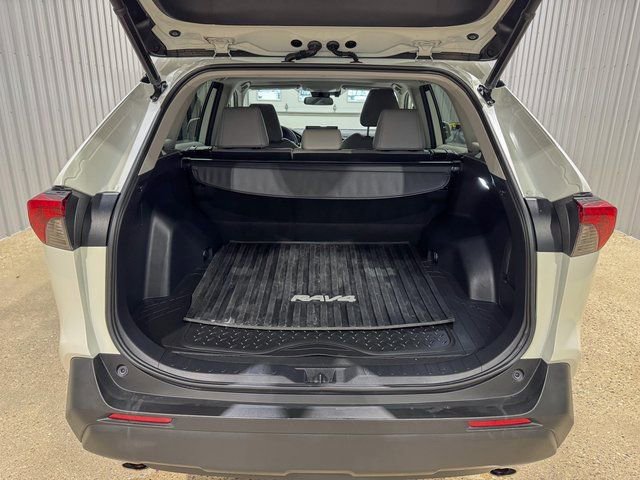 Used 2021 Toyota RAV4 XLE Premium image 5