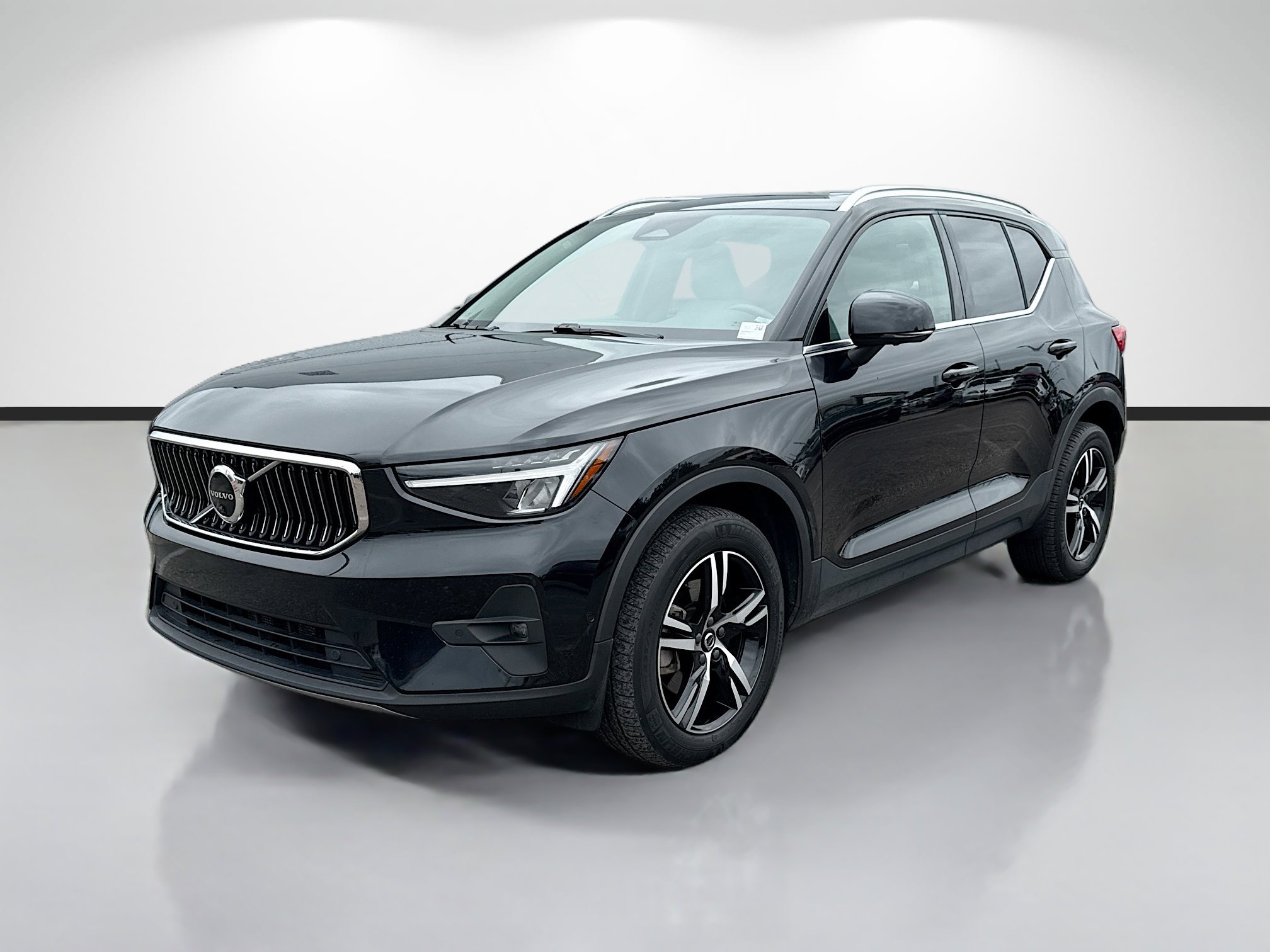 Used 2023 Volvo XC40 B5 Plus AWD/4WD image 7