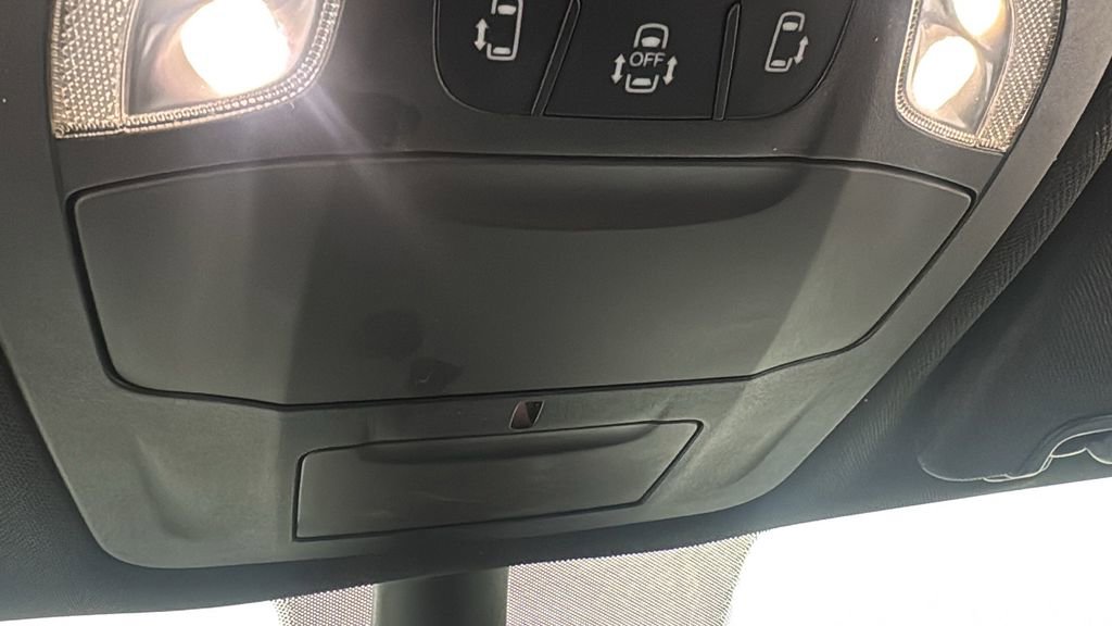 Used 2025 Chrysler Pacifica Select FWD image 34