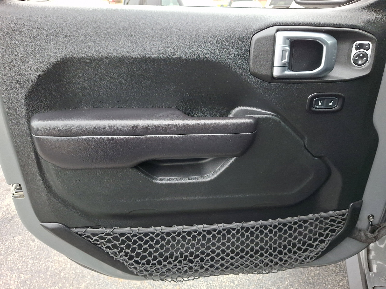 Used 2018 Jeep Wrangler Unlimited Rubicon w/ Uconnect 4C Nav & Sound Group image 13