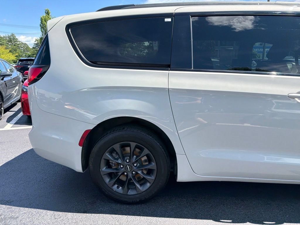 Used 2021 Chrysler Pacifica Touring-L w/ S Appearance Package AWD/4WD image 4