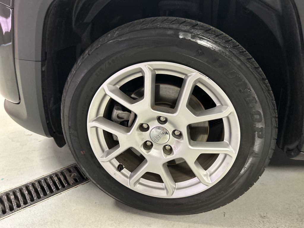 Used 2019 Jeep Renegade Latitude w/ Cold Weather Group FWD image 9