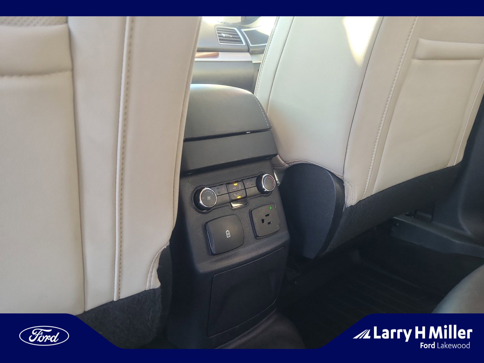 Used 2016 Ford Explorer Platinum image 31