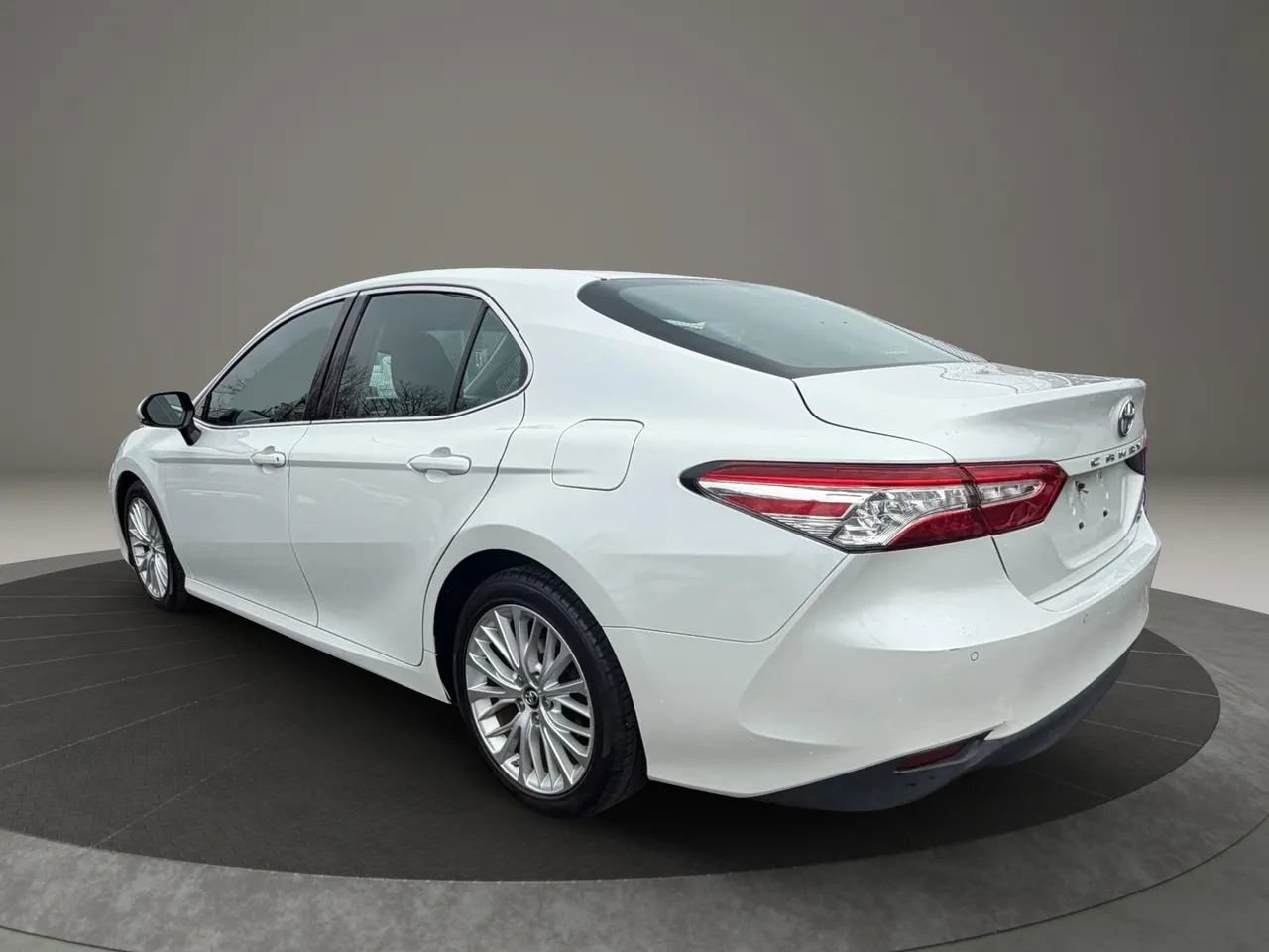 Used 2018 Toyota Camry XLE FWD image 7