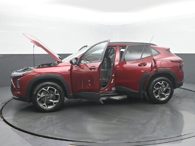 Used 2024 Chevrolet Trax LT w/ Sunroof Package FWD image 53