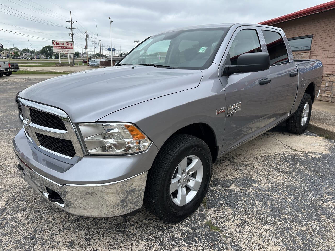 Used 2024 RAM 1500 4x4 Crew Cab Classic w/ Chrome Appearance Group image 5