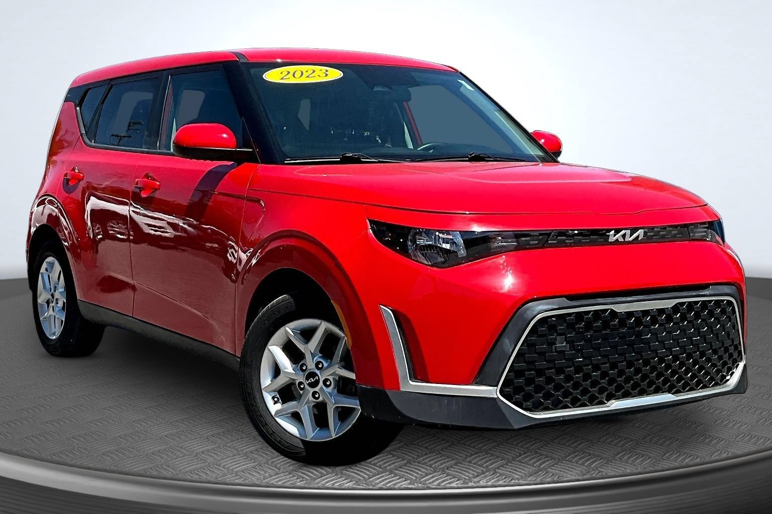 Used 2023 Kia Soul LX w/ LX Technology Package FWD image 3