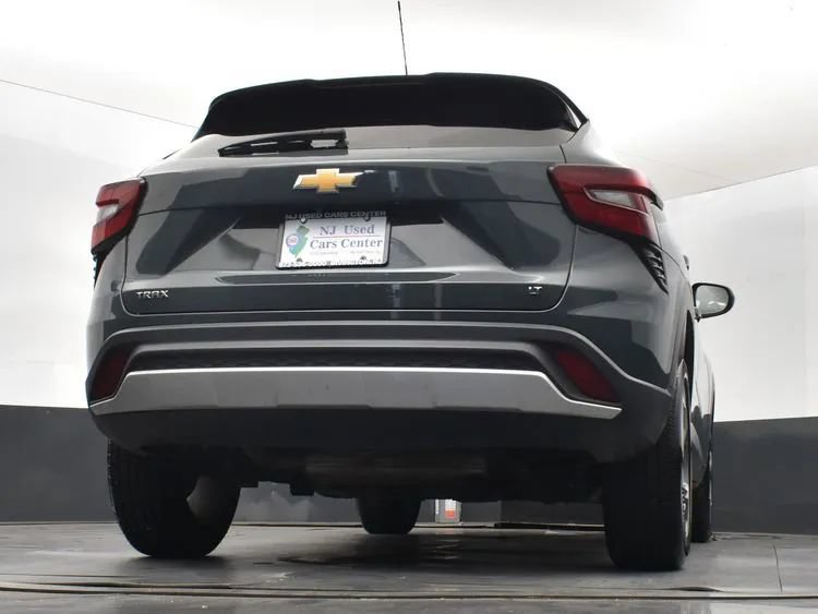 Used 2025 Chevrolet Trax LT FWD image 13