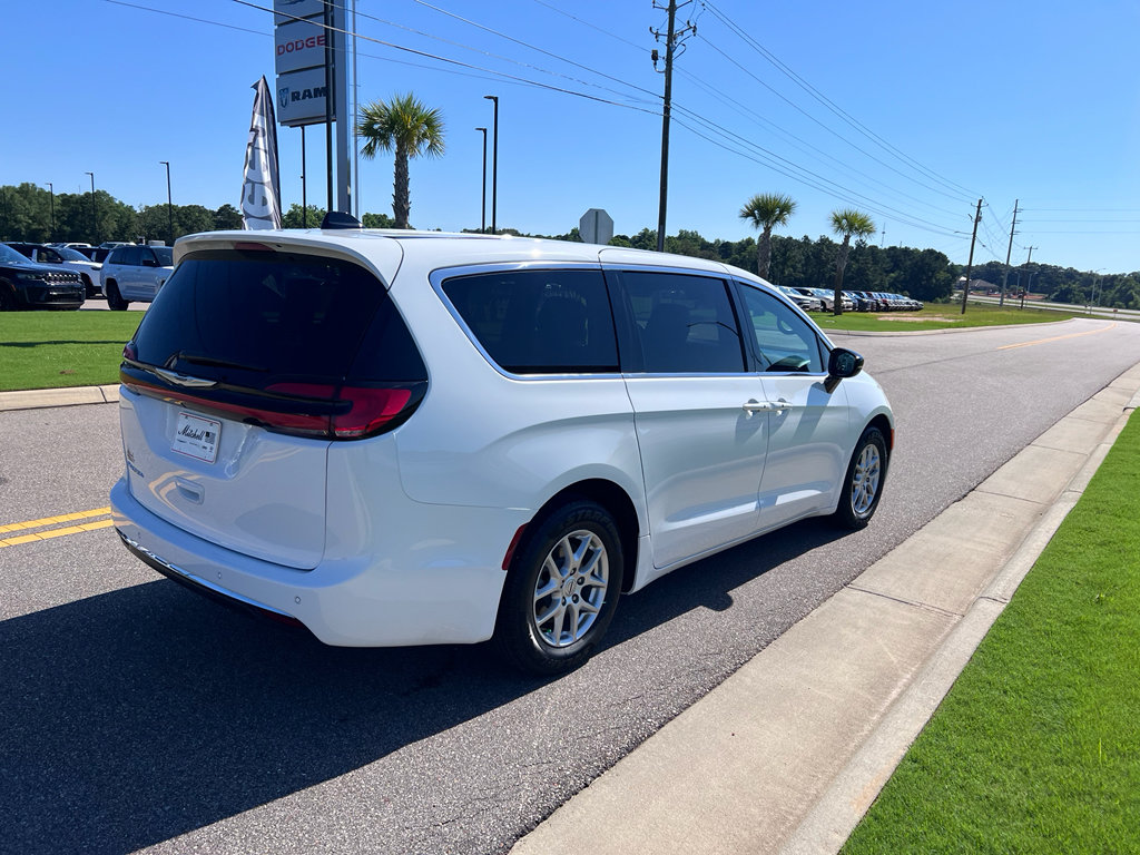 Used 2025 Chrysler Pacifica Select FWD image 6