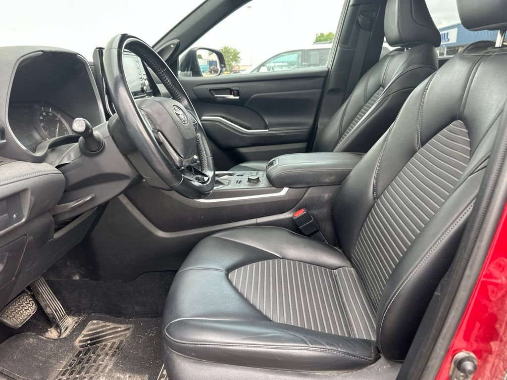 Used 2021 Toyota Highlander XSE AWD/4WD image 14