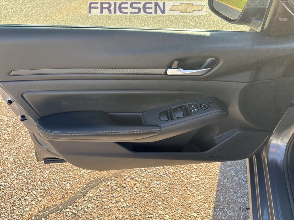 Used 2024 Nissan Altima 2.5 SV image 9