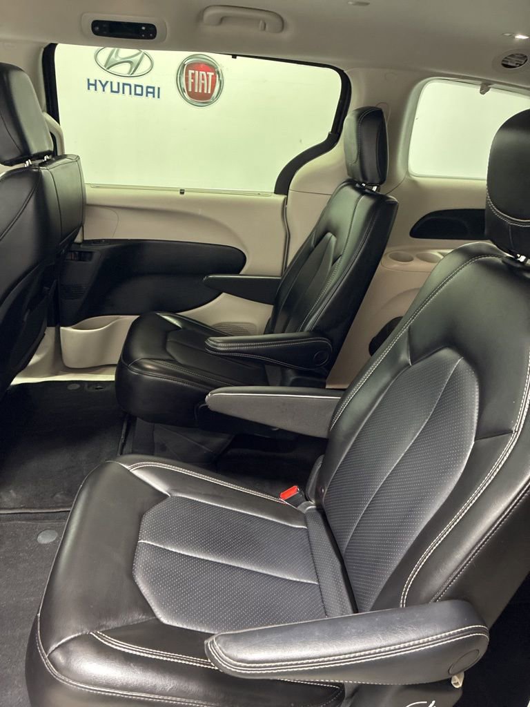 Used 2023 Chrysler Pacifica Touring-L image 16