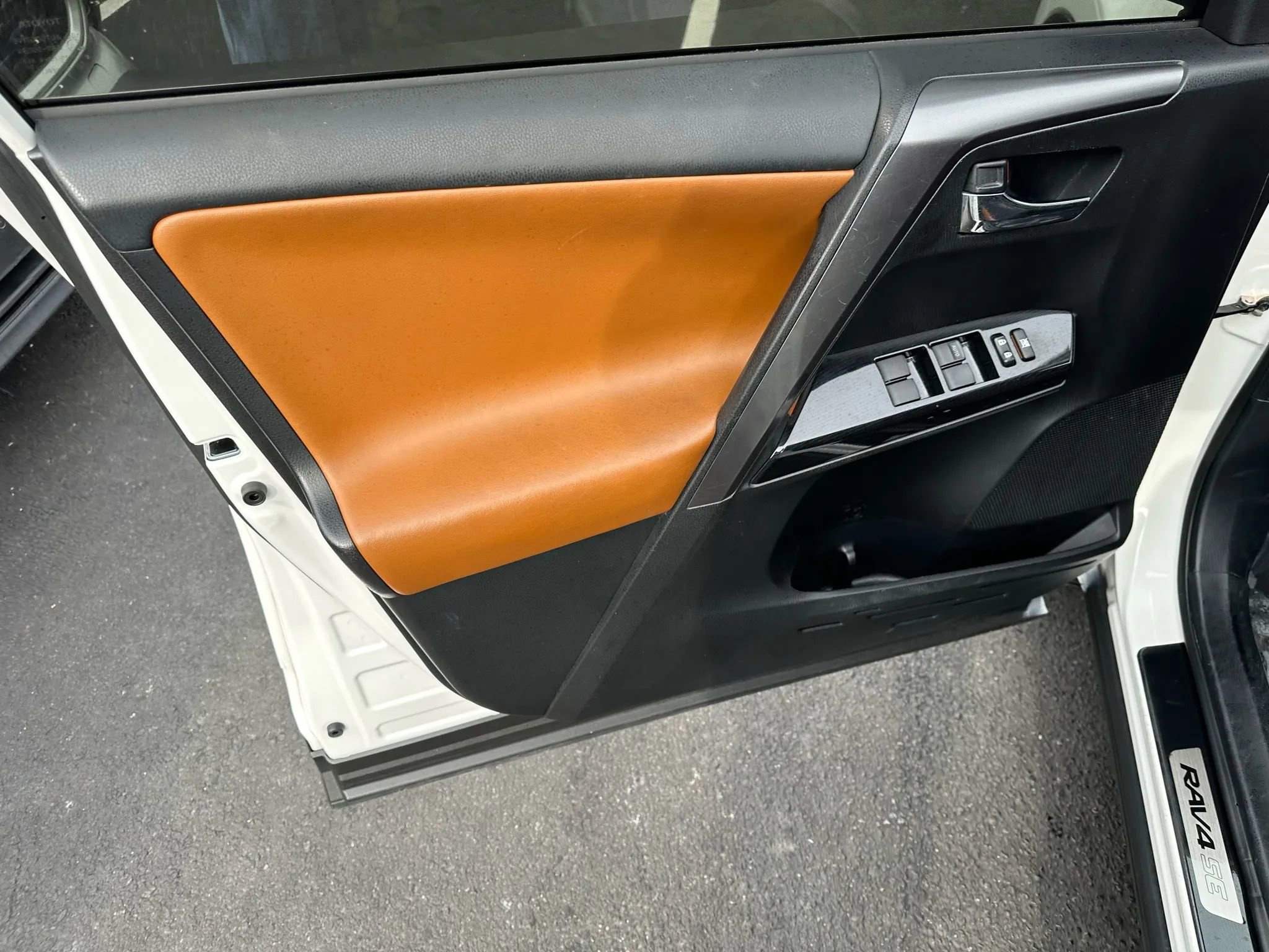 Used 2018 Toyota RAV4 SE w/ Power Extra Value Package image 22