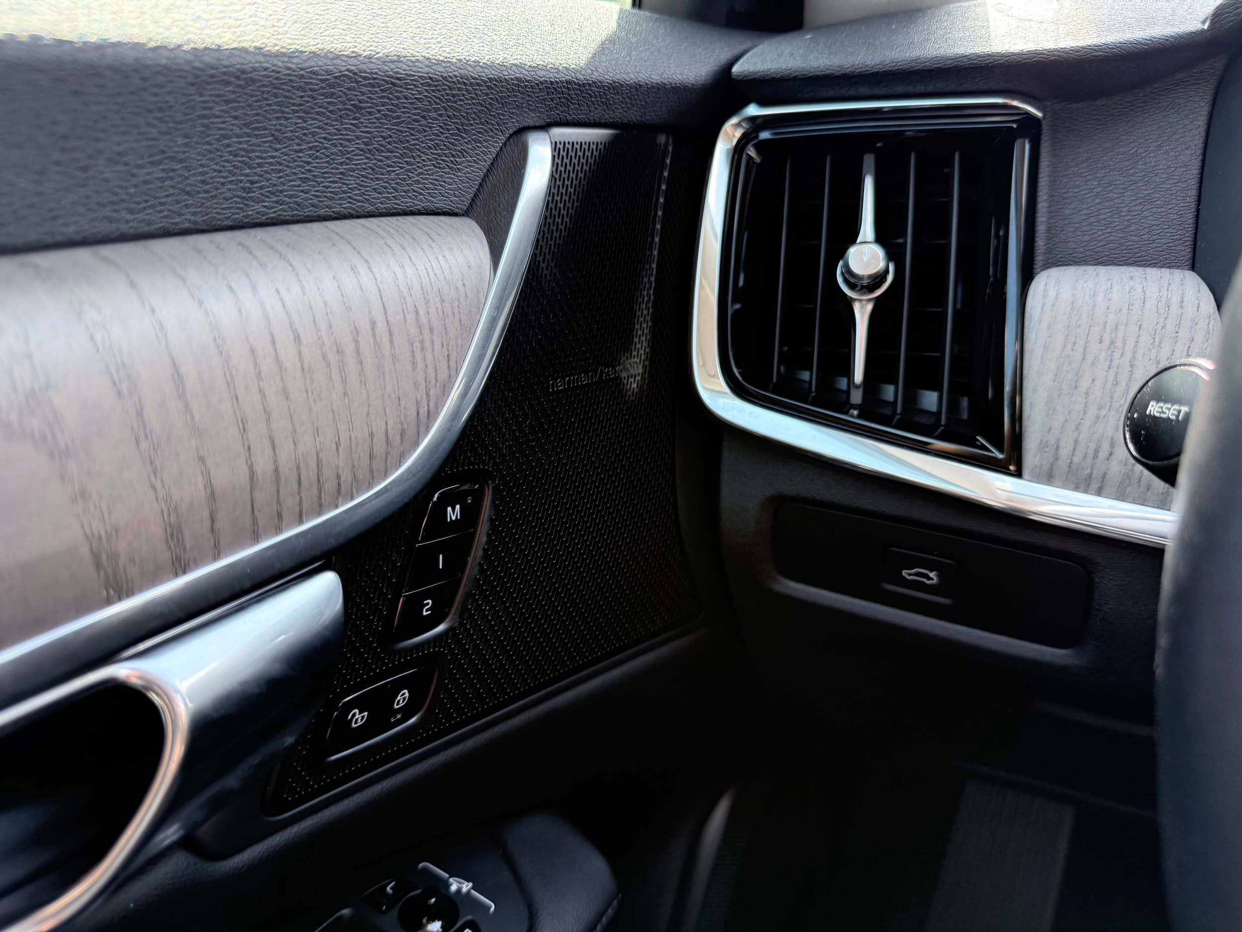 Certified 2023 Volvo S90 B6 Plus AWD/4WD image 17