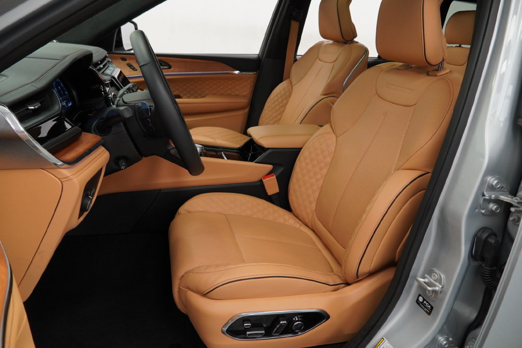 Used 2025 Jeep Grand Cherokee Summit AWD/4WD image 3