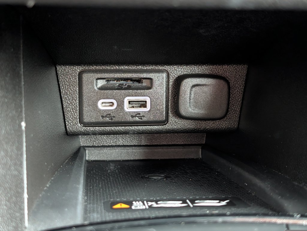 Used 2023 Chevrolet Bolt EUV Premier w/ Redline Edition FWD image 28