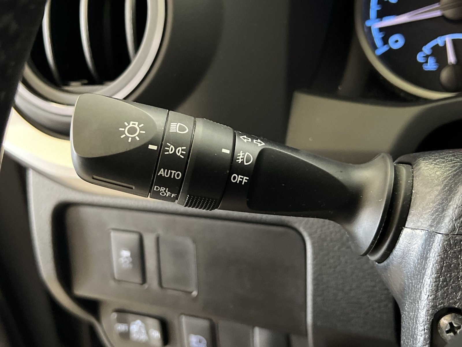 Used 2023 Toyota Tacoma SR5 AWD/4WD image 38
