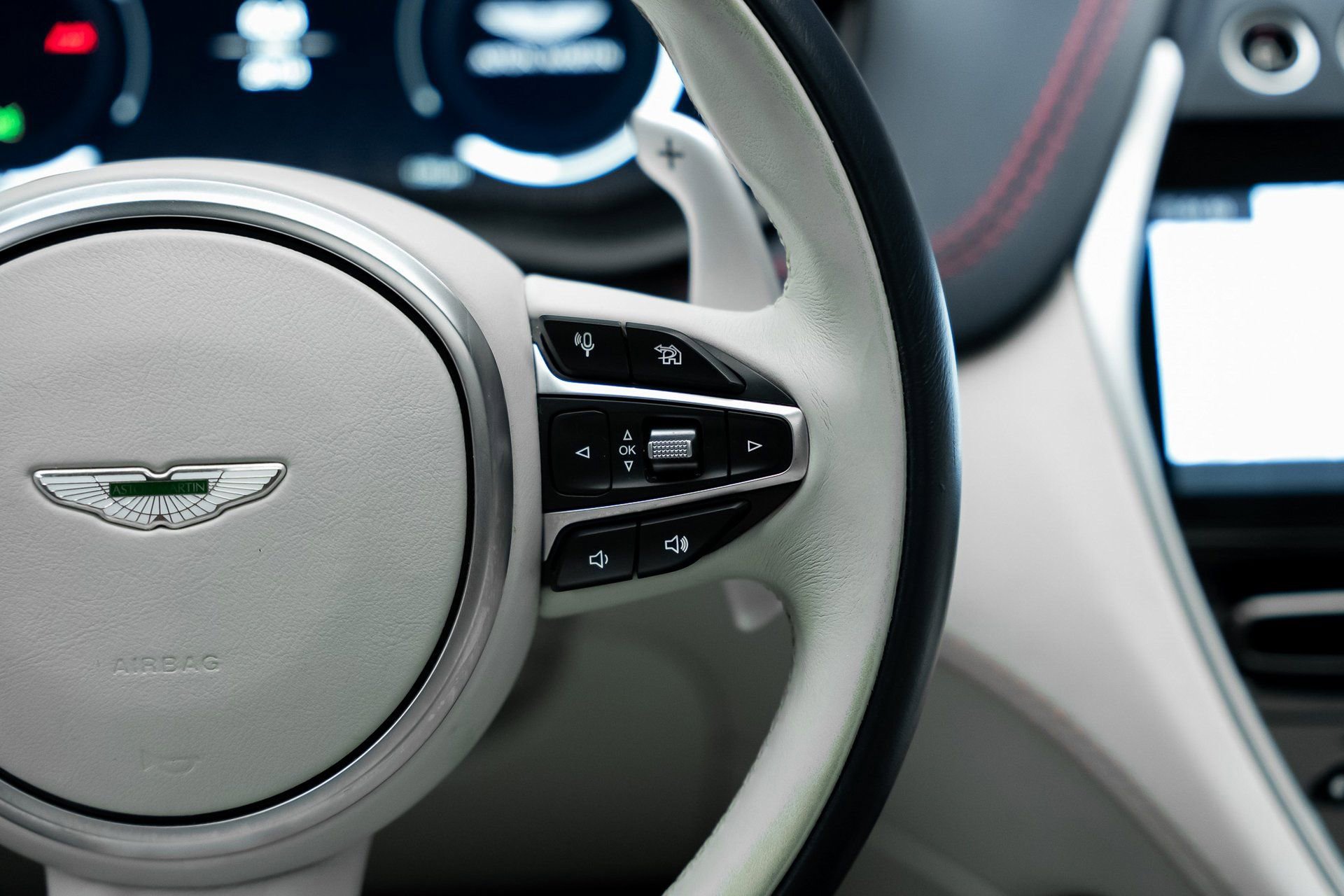 Used 2022 Aston Martin DBX image 44