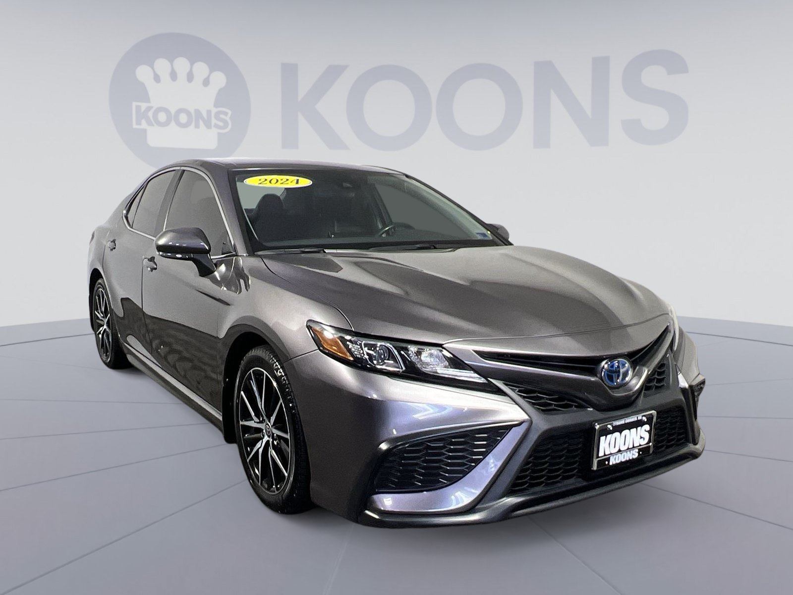 Used 2024 Toyota Camry SE FWD image 2
