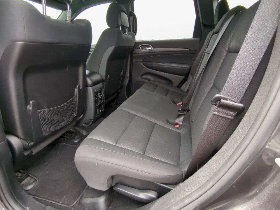 Used 2019 Jeep Grand Cherokee Laredo w/ Security & Convenience Group AWD/4WD image 16