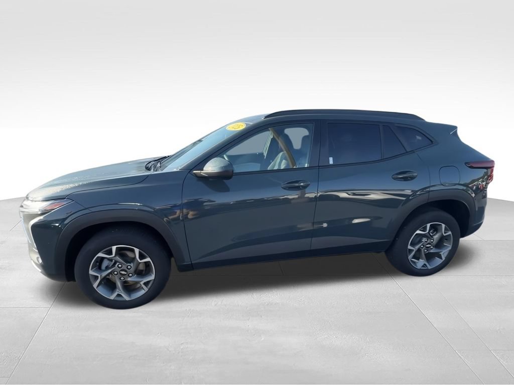 Used 2025 Chevrolet Trax LT w/ Driver Confidence Package FWD image 4