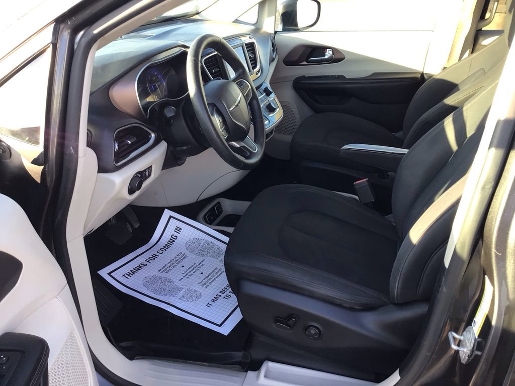 Used 2019 Chrysler Pacifica Touring image 9