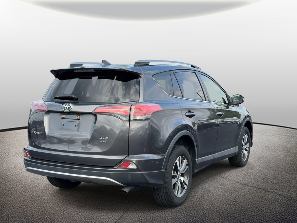 Used 2018 Toyota RAV4 XLE AWD/4WD image 2