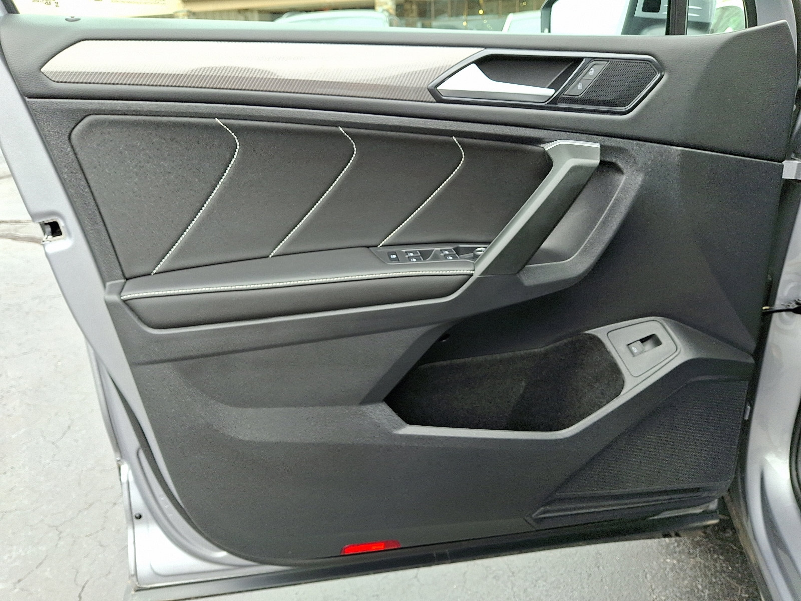 Certified 2024 Volkswagen Tiguan SE image 12