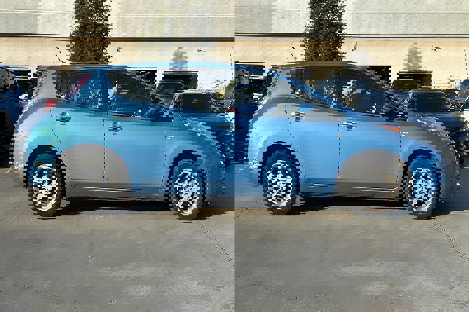 Used 2011 Nissan Leaf w/ Eco Design Pkg image 9