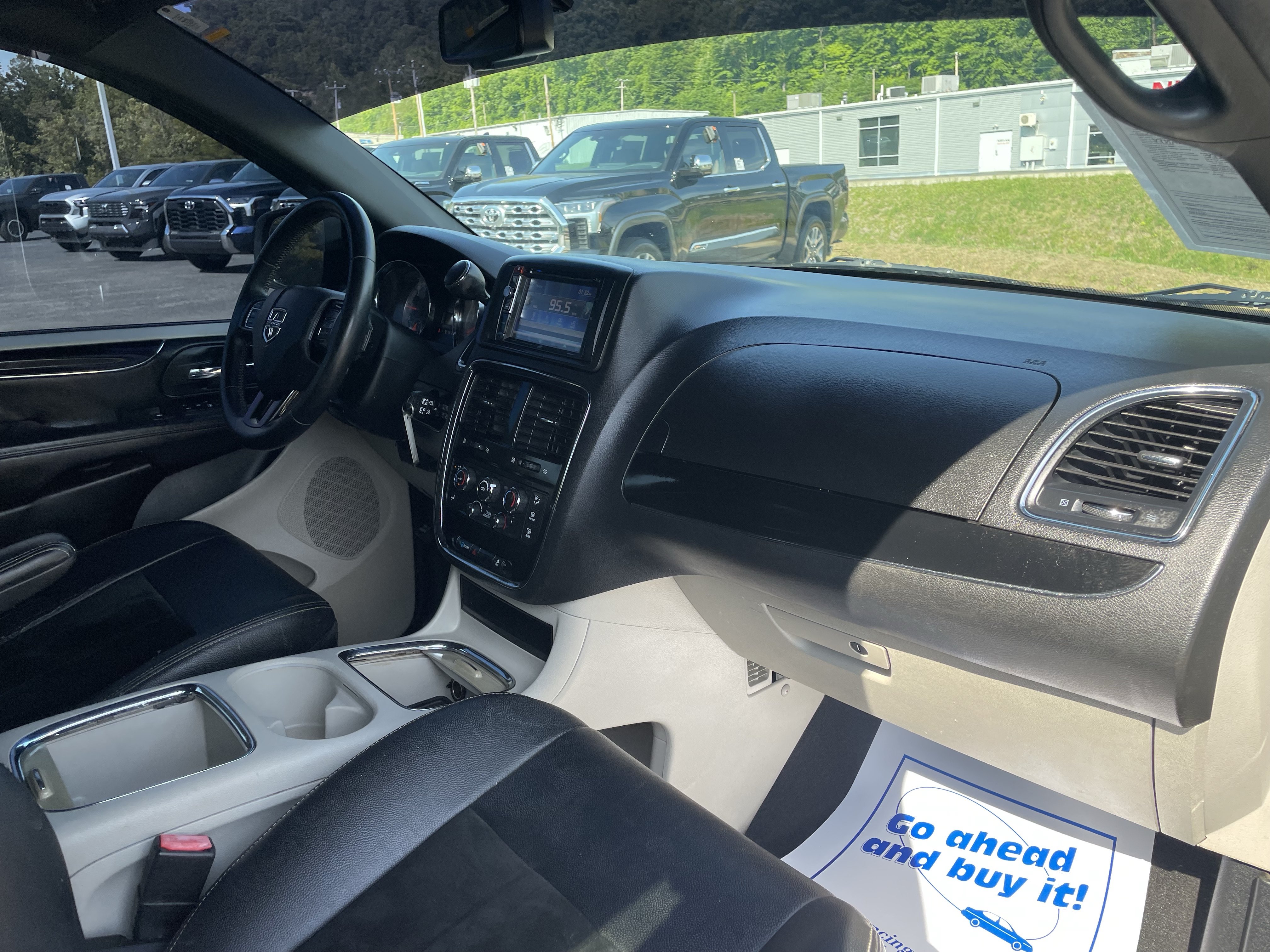 Used 2017 Dodge Grand Caravan SXT FWD image 24