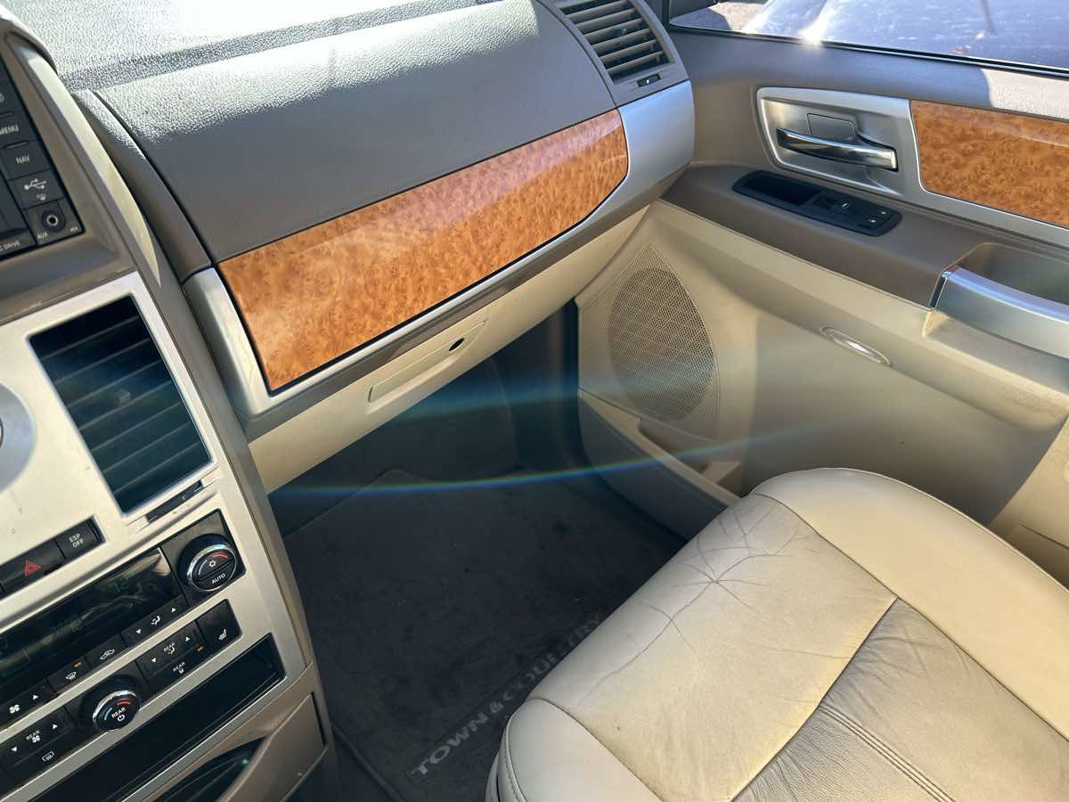 Used 2010 Chrysler Town & Country Limited FWD image 20