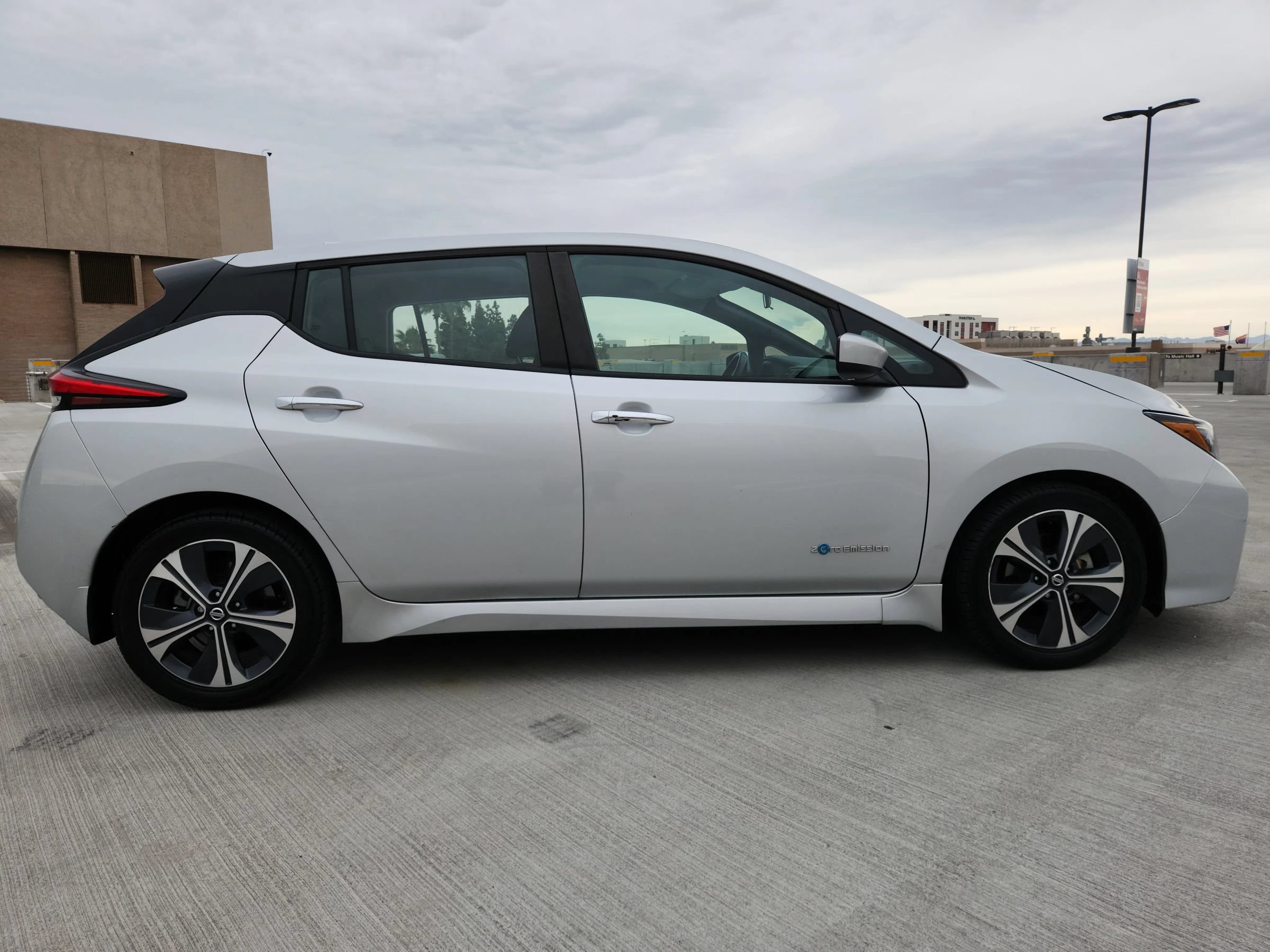 Used 2018 Nissan Leaf SV FWD image 9