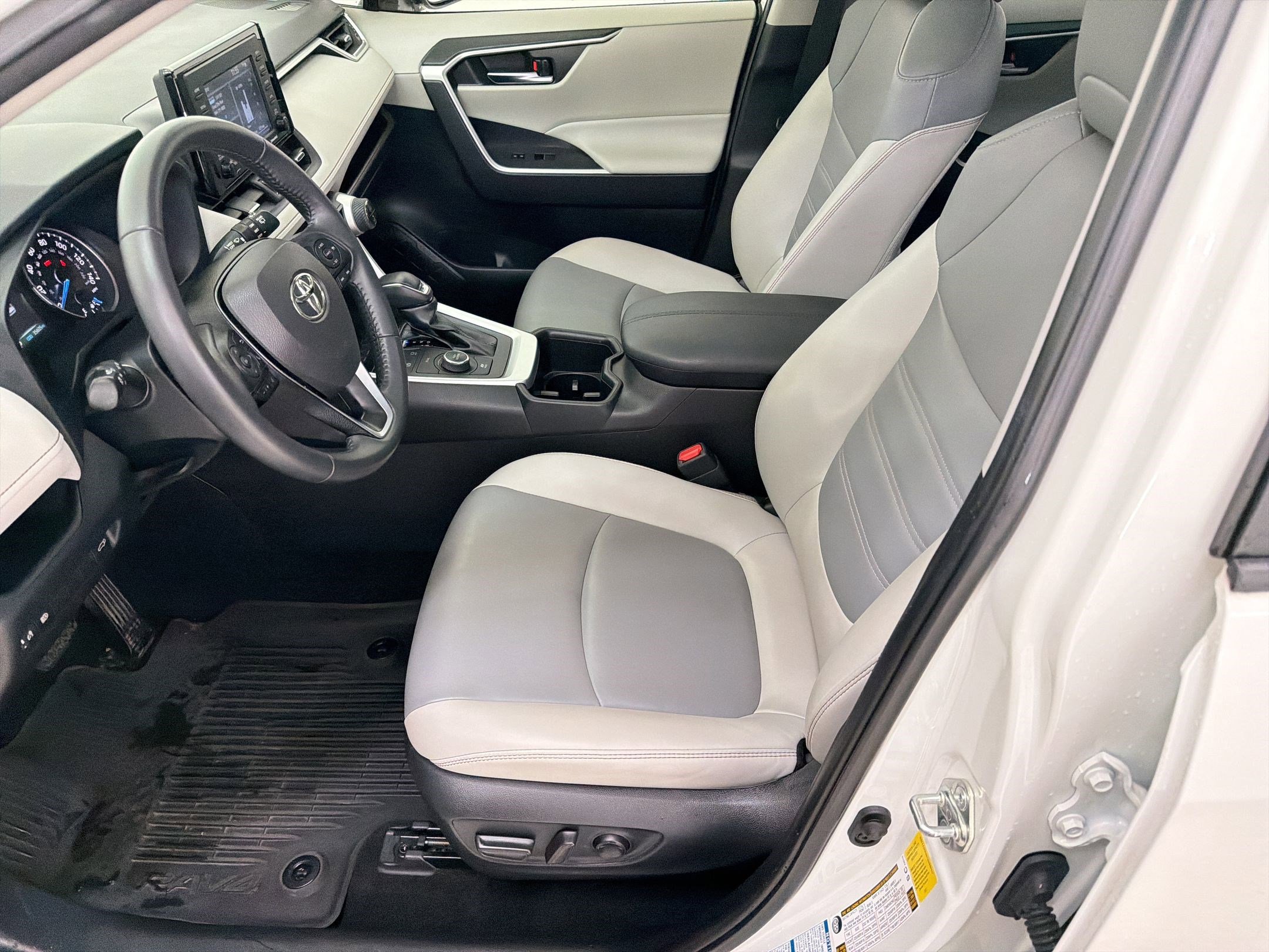 Used 2022 Toyota RAV4 XLE Premium AWD/4WD image 5