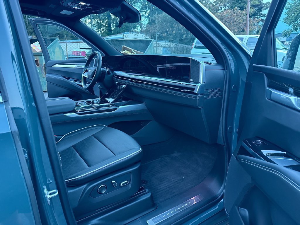 Used 2026 Cadillac Escalade ESV Luxury w/ Touring Package AWD/4WD image 32