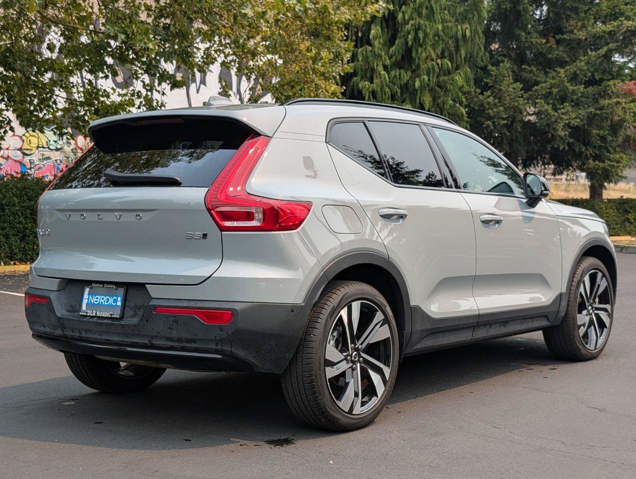 Used 2025 Volvo XC40 B5 Ultra AWD/4WD image 7