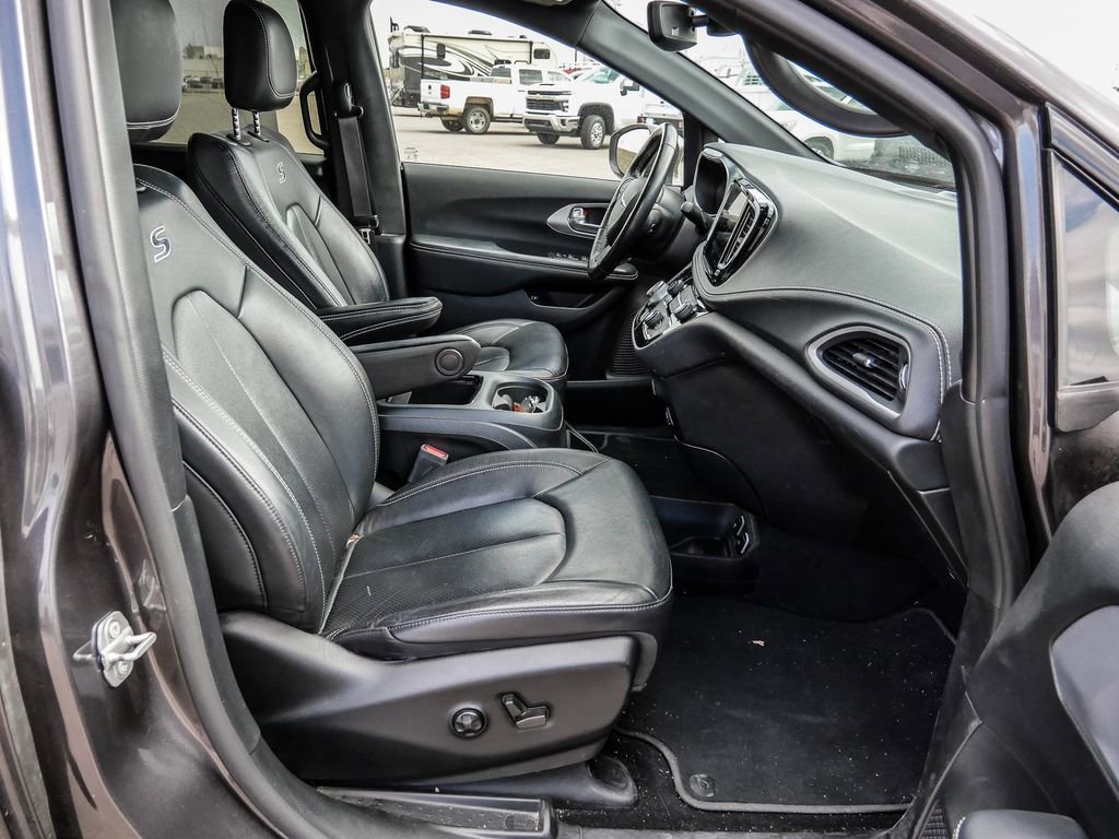 Used 2021 Chrysler Pacifica Touring-L w/ S Appearance Package image 11