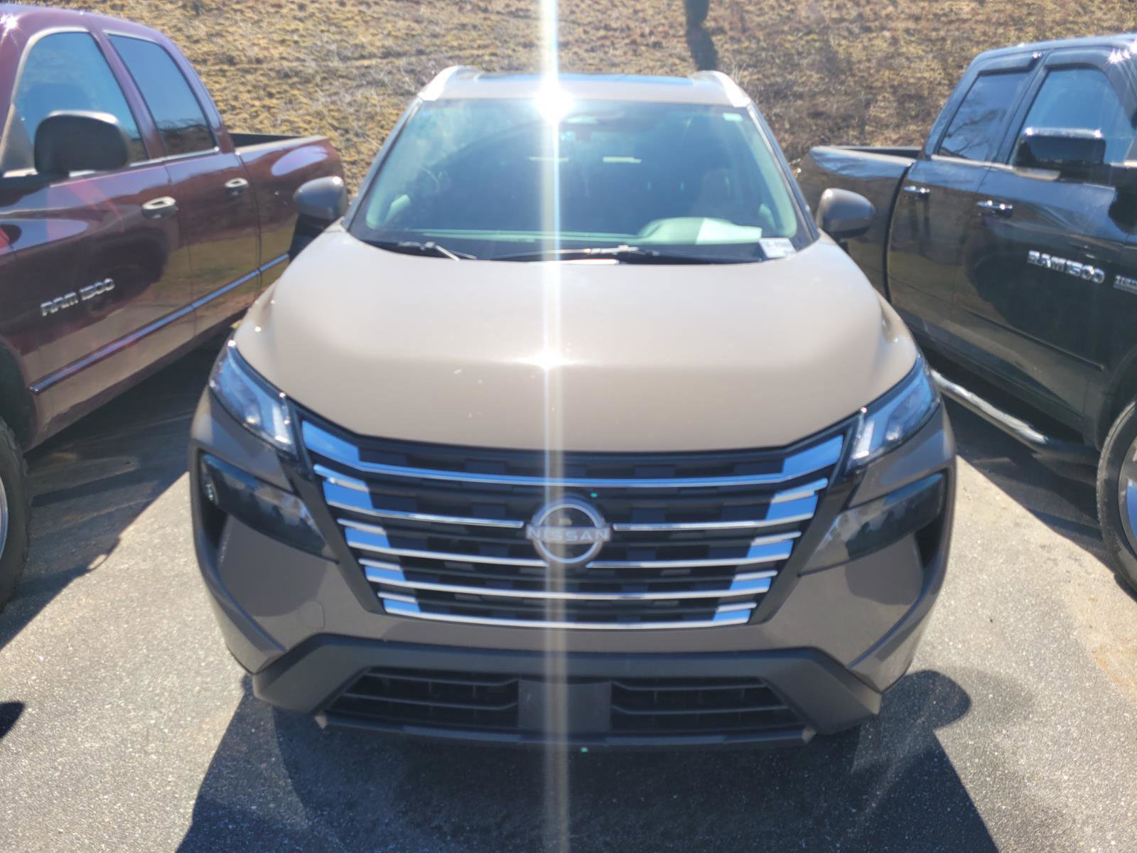 Used 2025 Nissan Rogue SV w/ SV Premium Package image 2