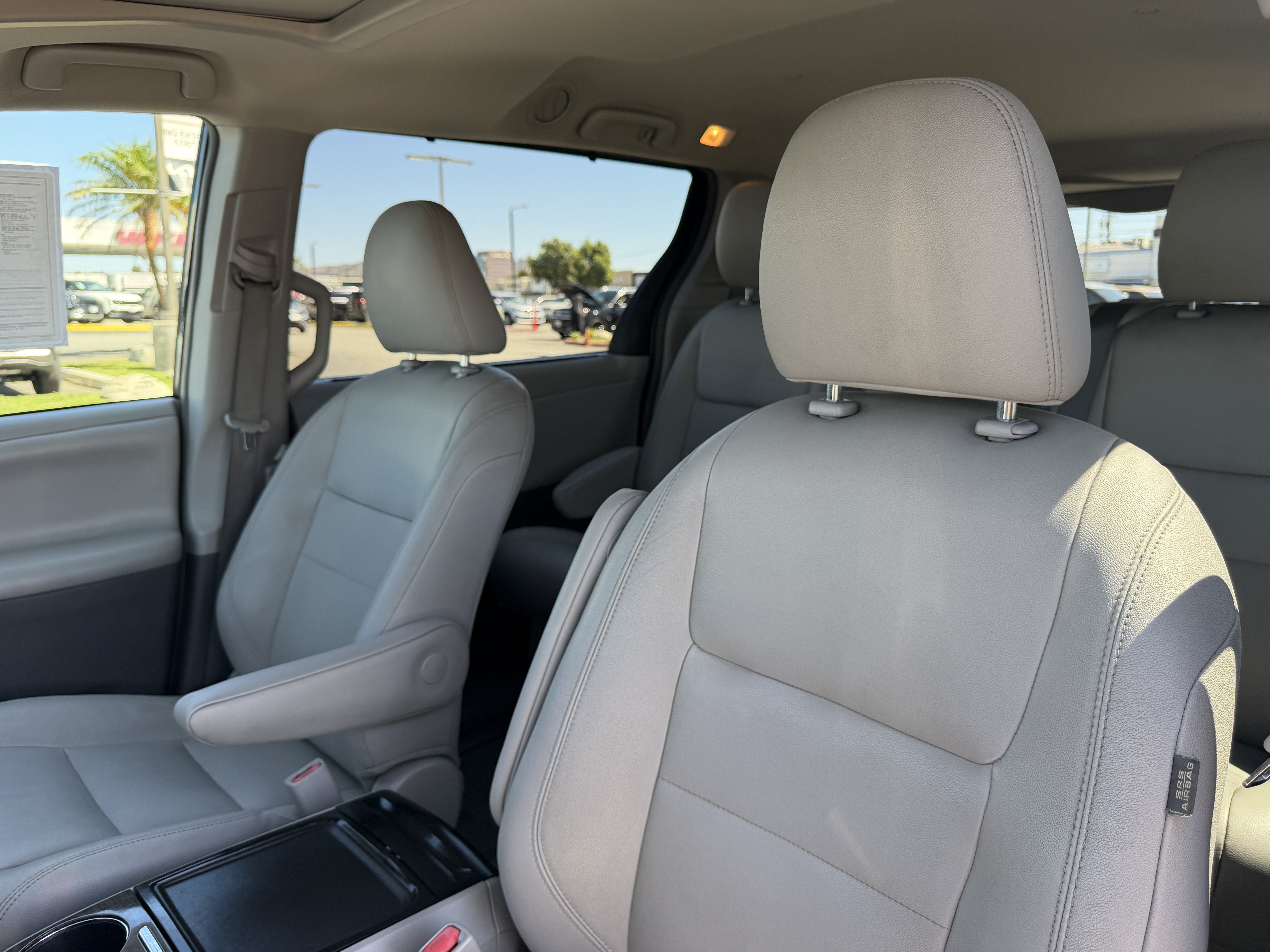 Used 2017 Toyota Sienna XLE w/ XLE Navigation Package FWD image 17