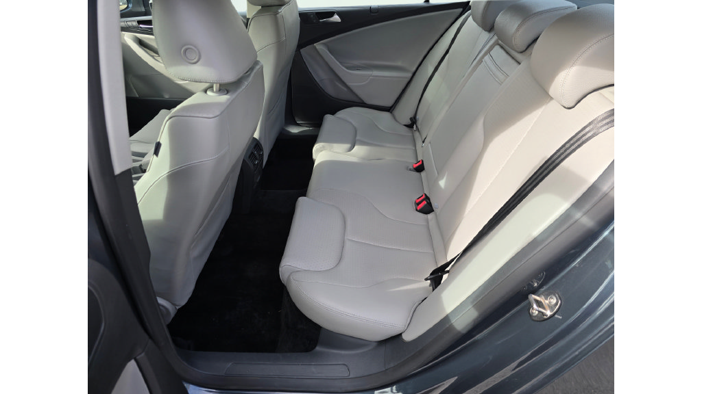 Used 2009 Volkswagen Passat Komfort FWD image 15