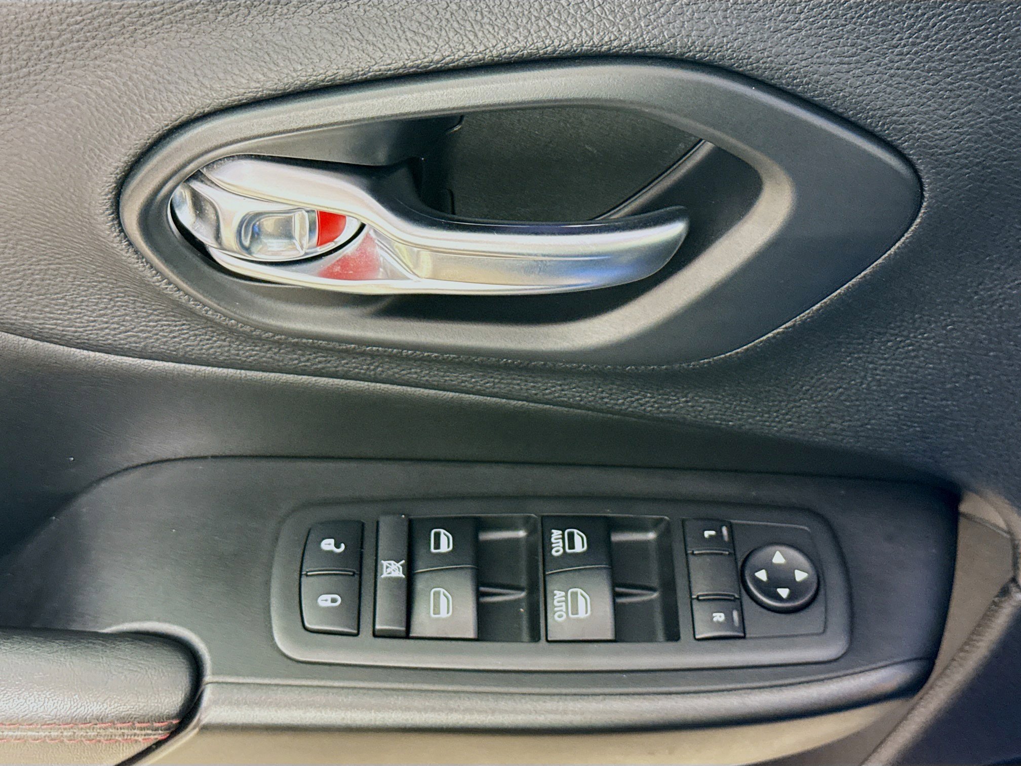 Used 2019 Jeep Cherokee Trailhawk w/ Comfort/Convenience Group AWD/4WD image 21