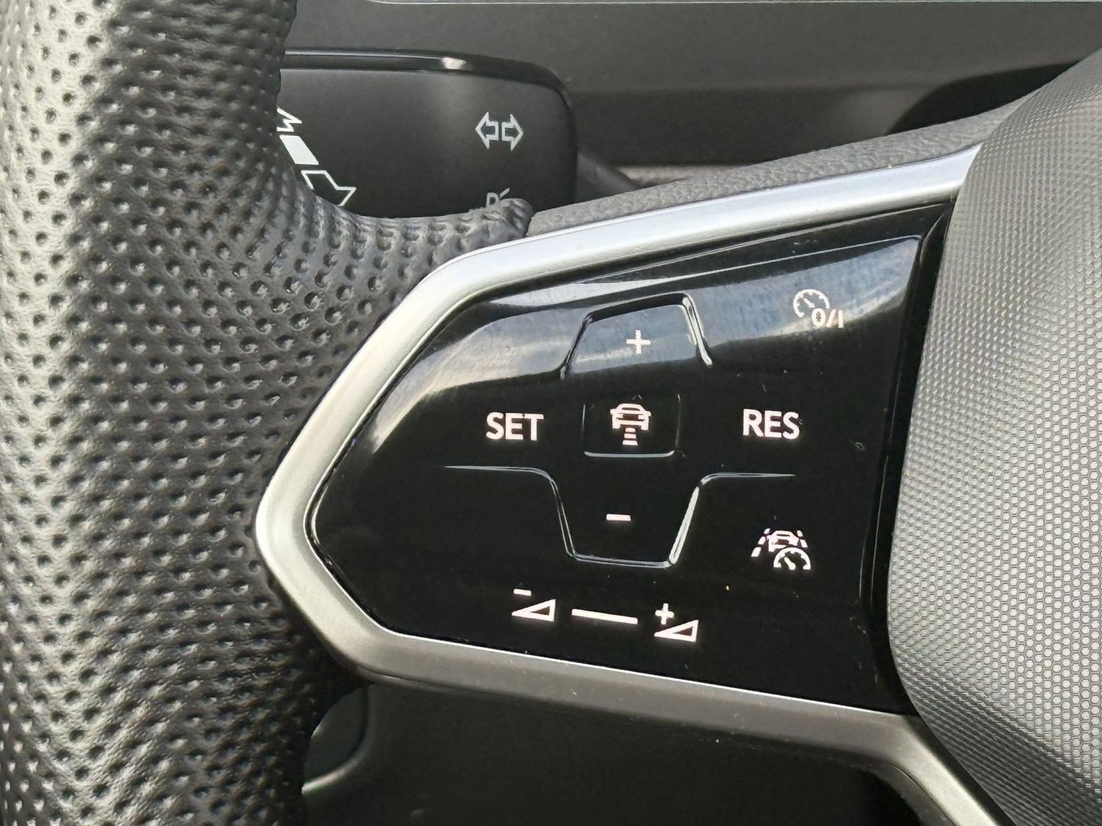 Certified 2022 Volkswagen Tiguan SE R-Line image 16