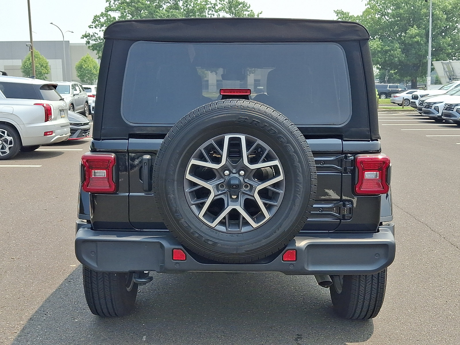 Used 2024 Jeep Wrangler Unlimited Sahara w/ Technology Group AWD/4WD image 5