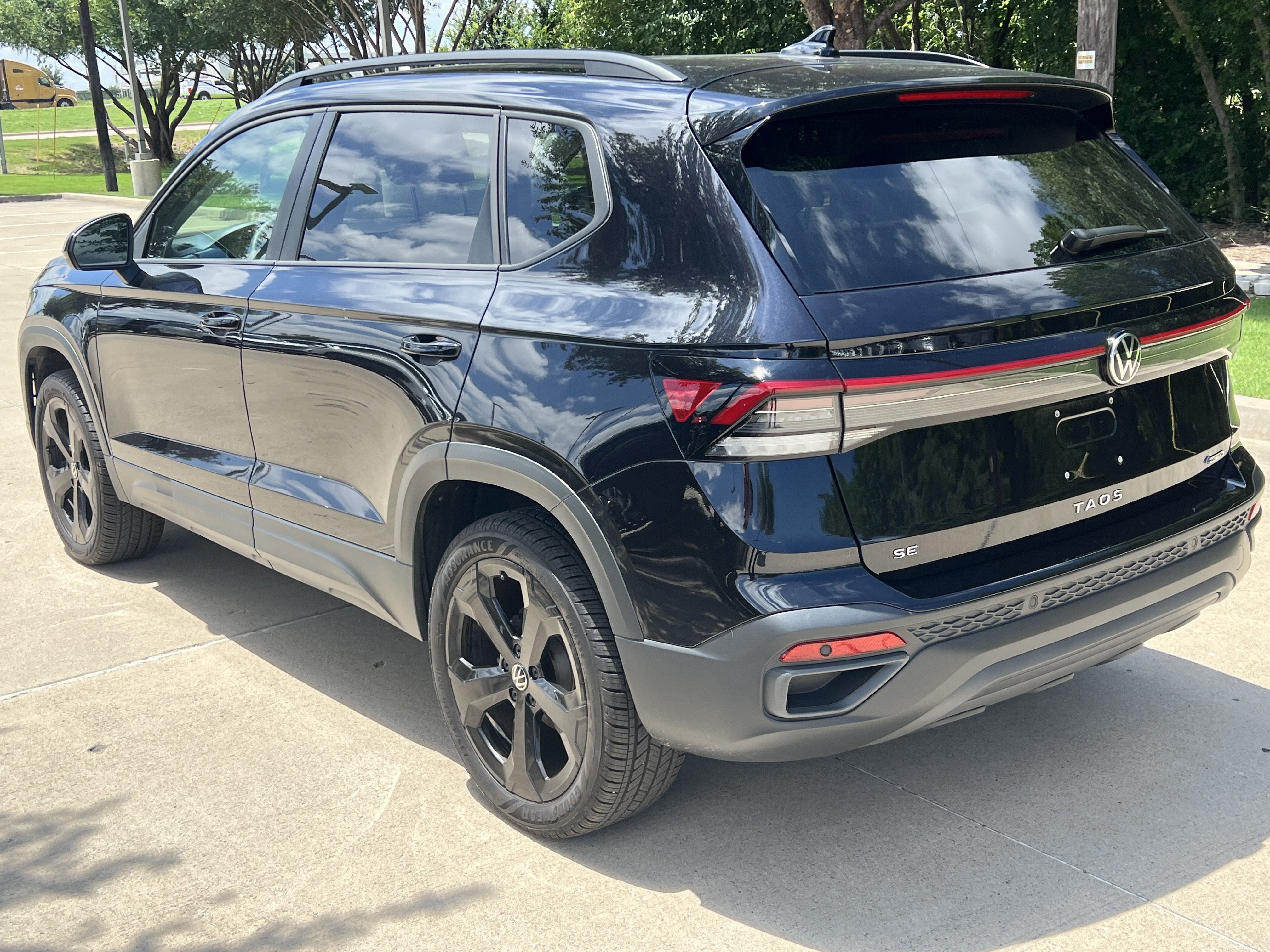Certified 2025 Volkswagen Taos SE AWD/4WD image 8