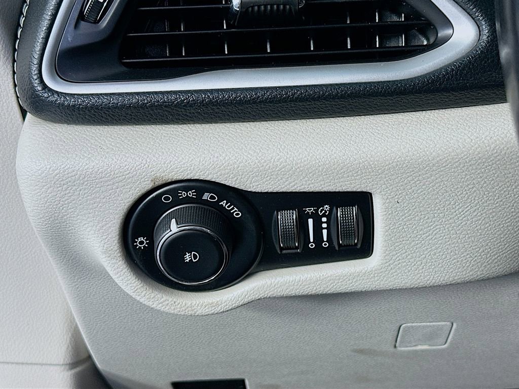 Used 2021 Chrysler Pacifica Touring-L image 10